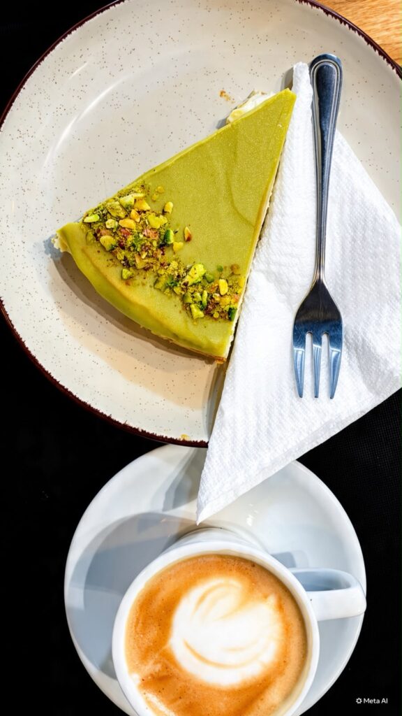 Tarta casera de pistacho con café latte en Chantilly, cafetería en el centro de Valencia