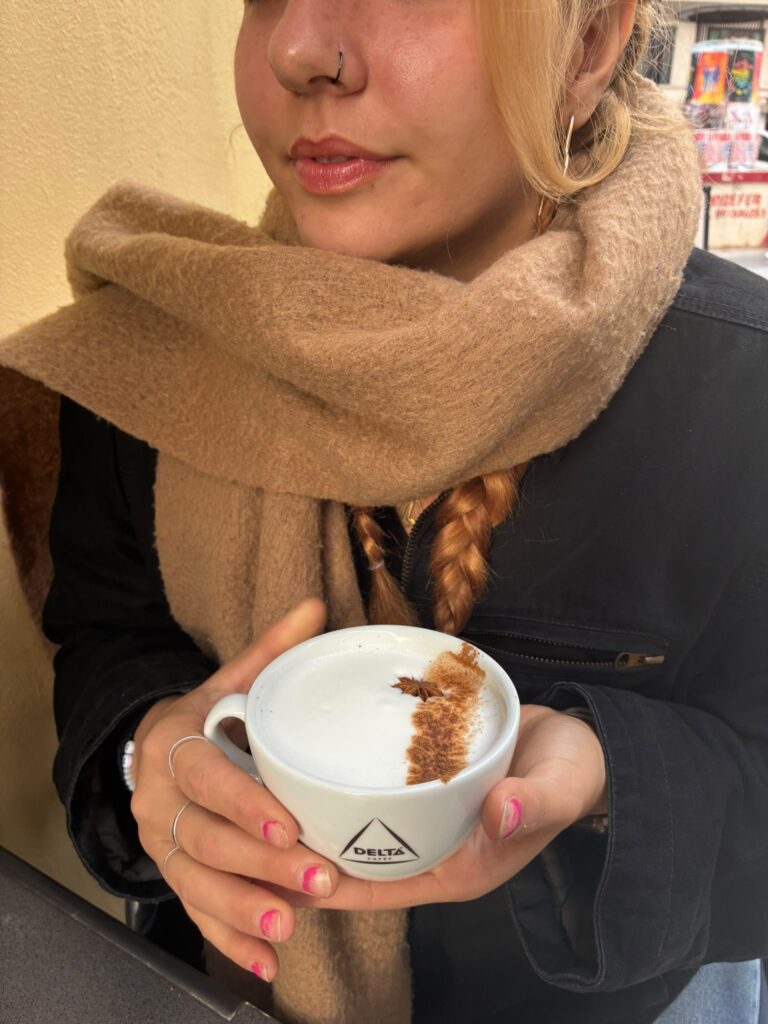Capuchino de especialidad con canela servido en Chantilly Coffee & Brunch, centro de Valencia